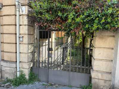 Adiacente a questo ingresso si trova un cancello che d� accesso al giardinetto interno ricco di alberi e piante